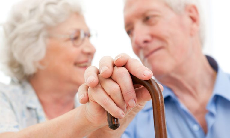 aprenda-5-praticas-para-prevenir-quedas-de-idosos21069-768x460