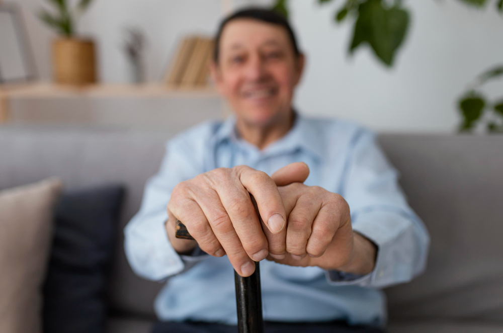 Representação de homem feliz após o processo de Adaptação de Idosos em Lares de Repouso: