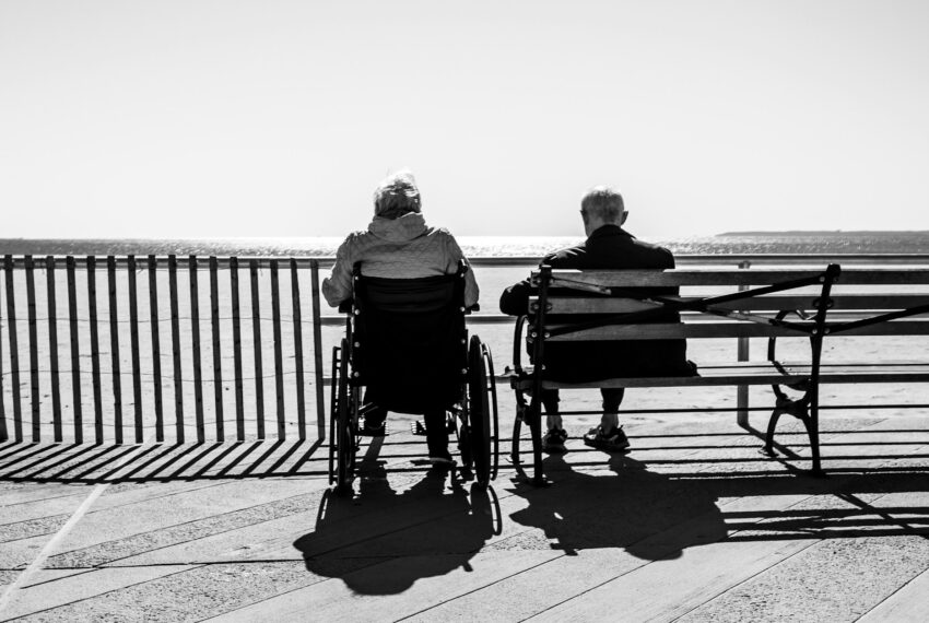 Idosos com Alzheimer e Parkinson: a importância dos cuidados especializados Idosos com Alzheimer e Parkinson: a importância dos cuidados especializados