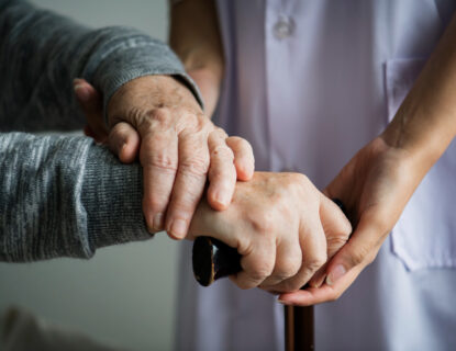 Cuidados especializados: quando contratar para idosos com Alzheimer, AVC ou limitações motoras Cuidados especializados: quando contratar para idosos com Alzheimer, AVC ou limitações motoras
