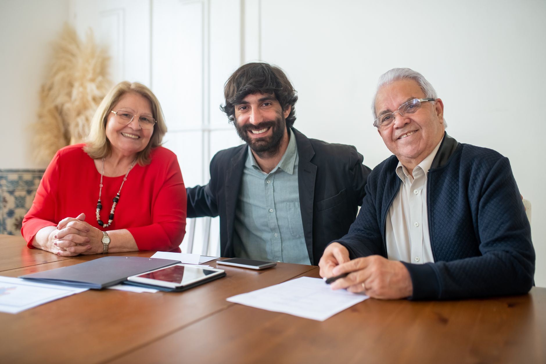 familiar conversando com coordenadora de residencial para idosos sobre contrato e rotina